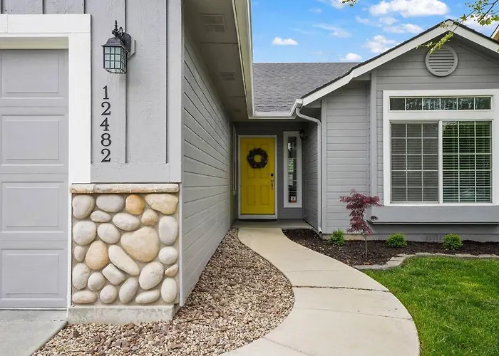 Remodeled, Charming Retreat On The City\'S Doorstep