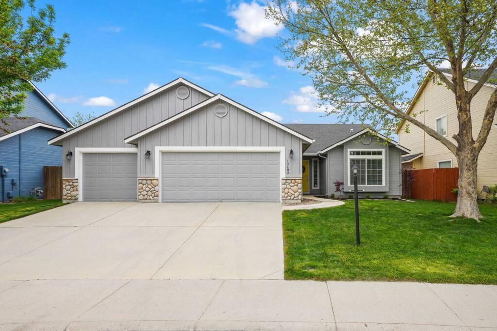 Remodeled, Charming Retreat On The City's Doorstep