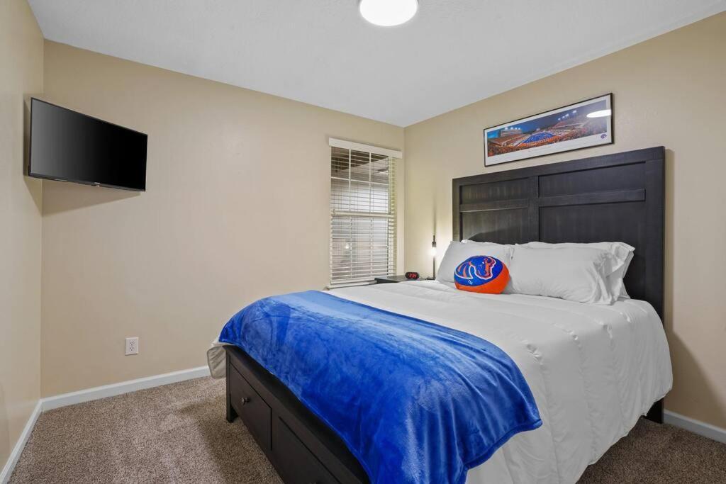 Remodeled, Charming Retreat On The City's Doorstep *